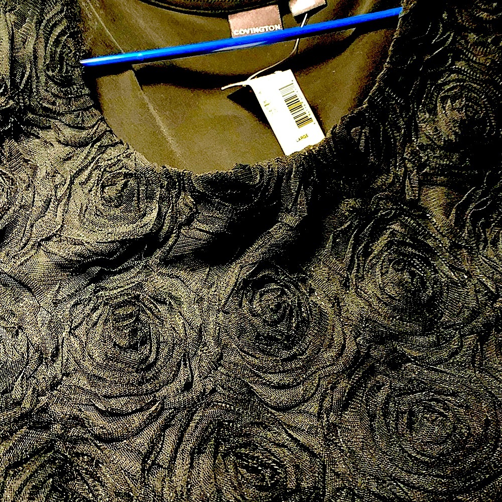 Dressy tank top. Front Rossett patern 3d look raised flowers.